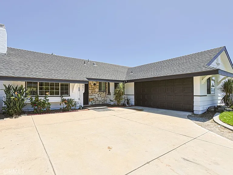 11851 Wisteria Ave — Photo 2