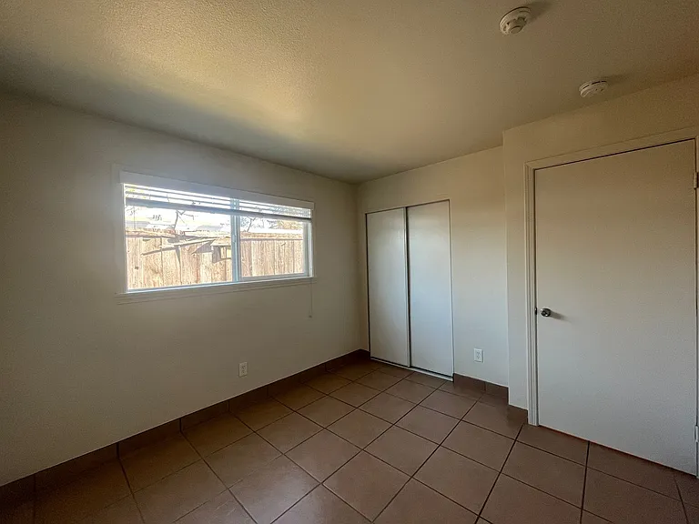 2555 W Steele Ln — Photo 14