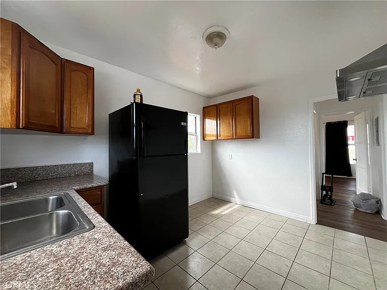 7215 S Van Ness Ave — Photo 4
