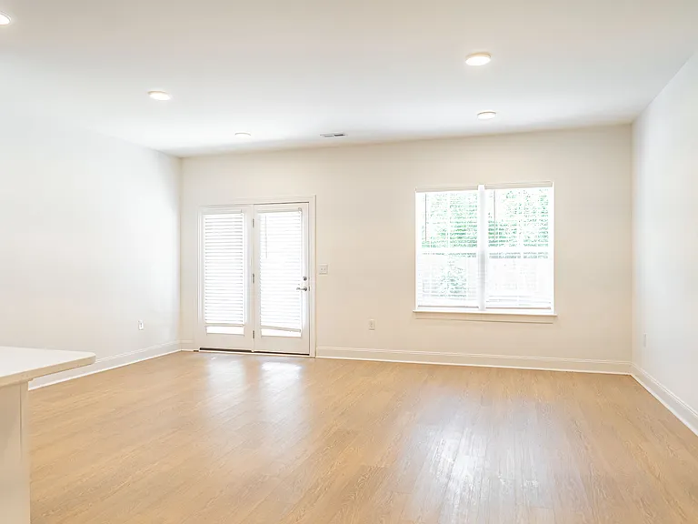389 James St — Photo 9