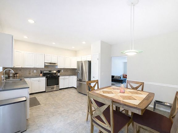 4th image of 403 Tallwood Ln #403