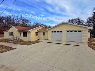 911 Vernon St, Decorah, IA 52101