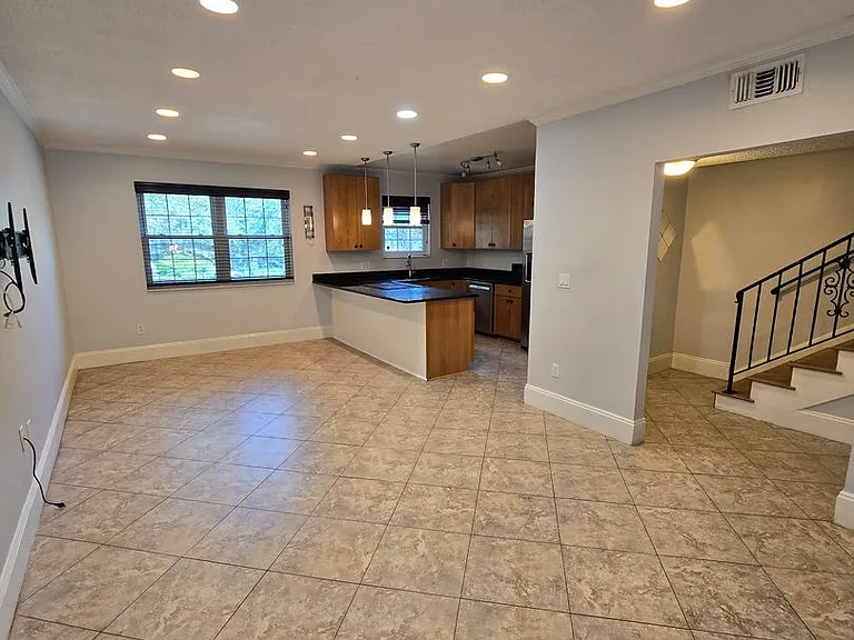 612 E Church St — Photo 8