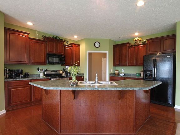 3rd image of 711 Fountain Ct