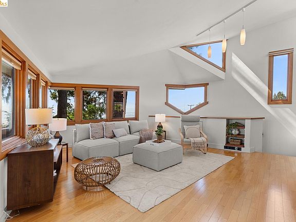 4th image of 1085 Creston Rd