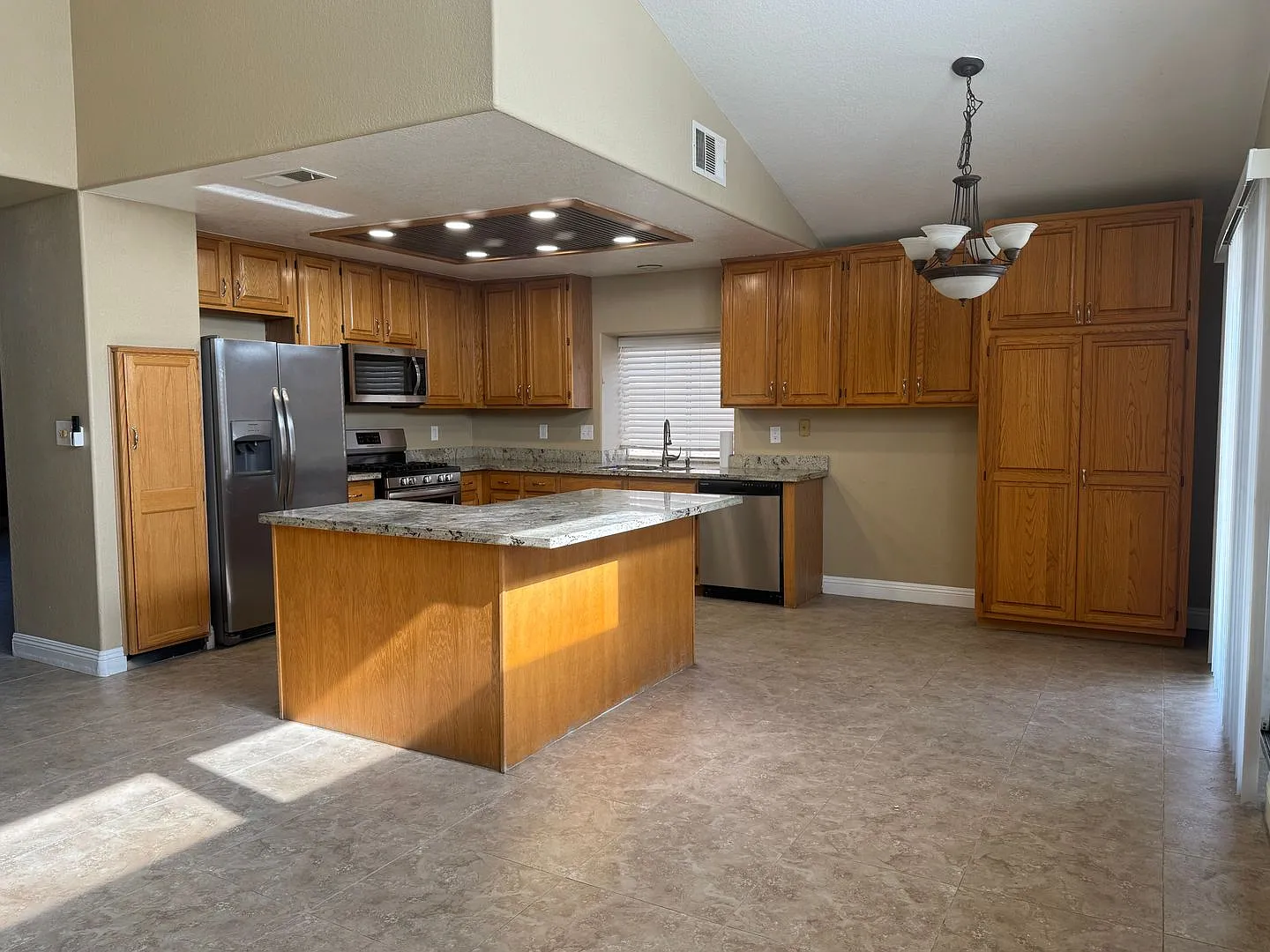1 story home, 4brs, 2bath, 2cg — Photo 2