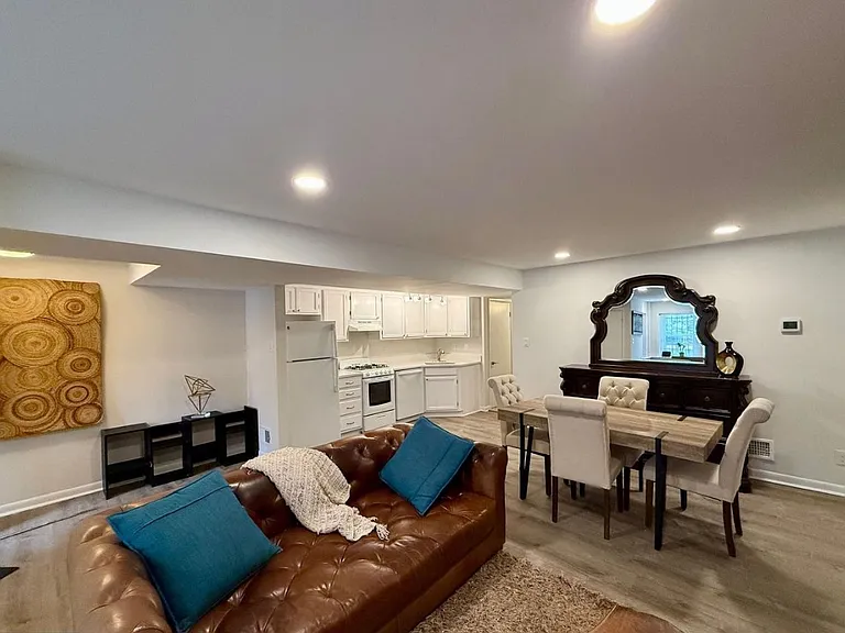 616 E St NE #B — Photo 10