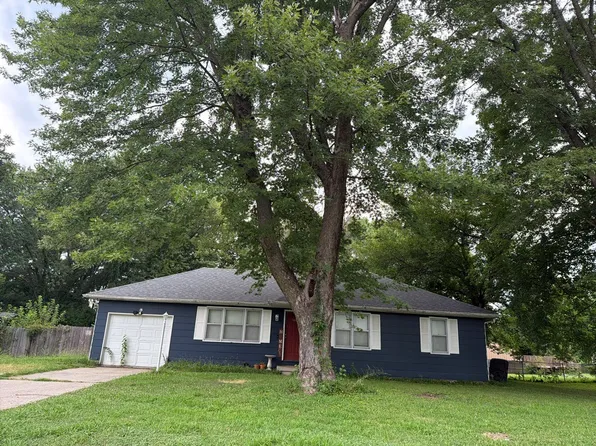 2904 Meadow Wood Dr, Sedalia, MO 65301