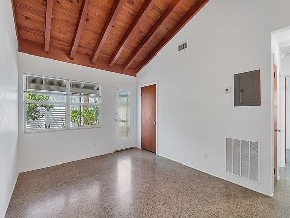 5th image of 856 Dahlia Ln