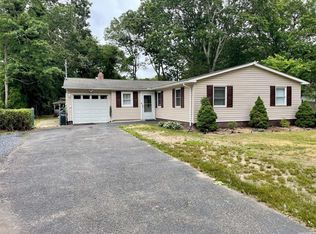 466 Sleepy Hollow Dr, Shirley, NY 11967