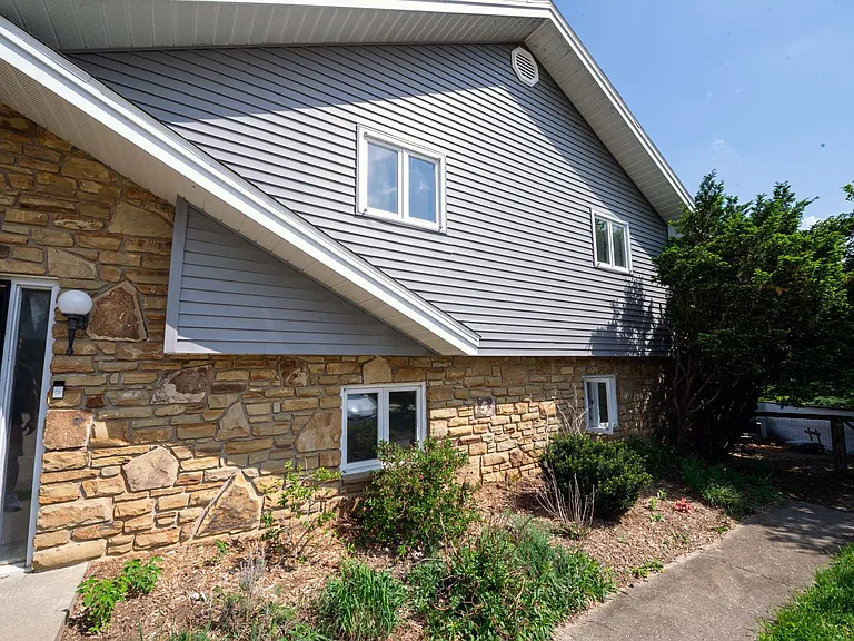 333 S Meadowbrook Dr — Photo 2