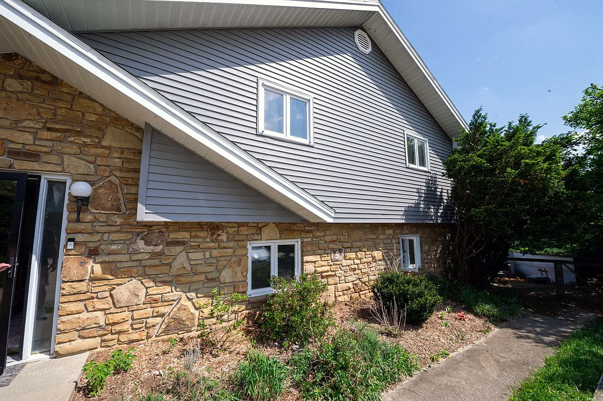 Building Photo - 333 S Meadowbrook Dr