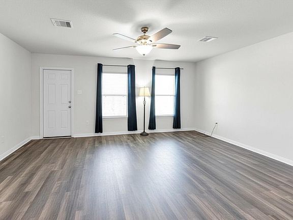 5th image of 146 Oak Cir