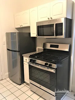 Rented by Manhattan Realty Group | media 18