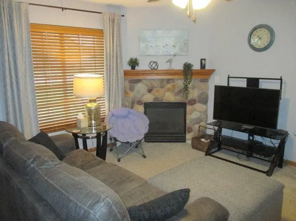 4784 West Maple Leaf CIRCLE, Greenfield, WI 53220