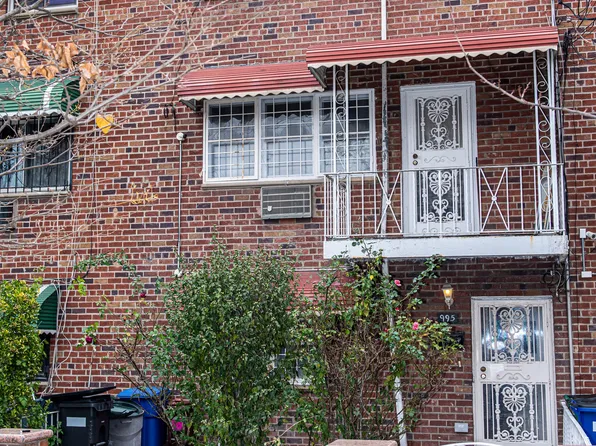 995 Warwick Street image 14 of 16