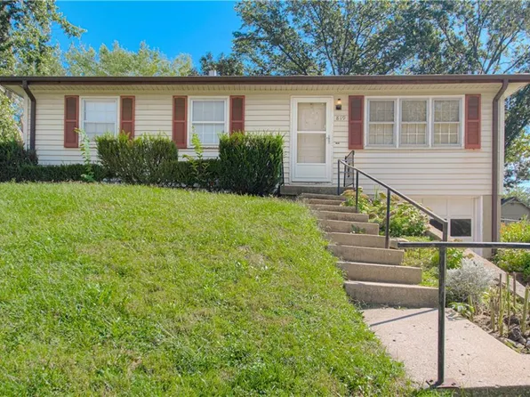 819 S Main St, Liberty, MO 64068