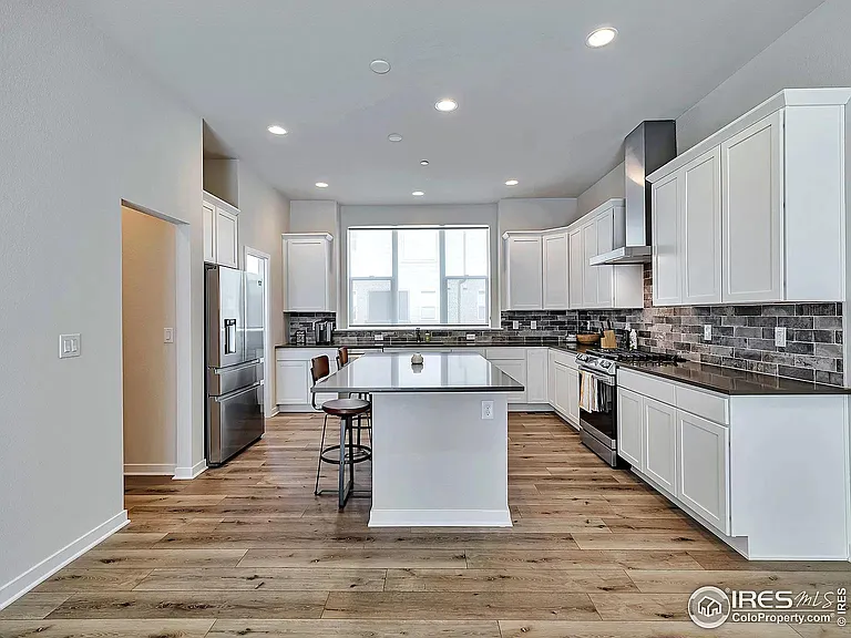 526 Meridian Ln — Photo 1