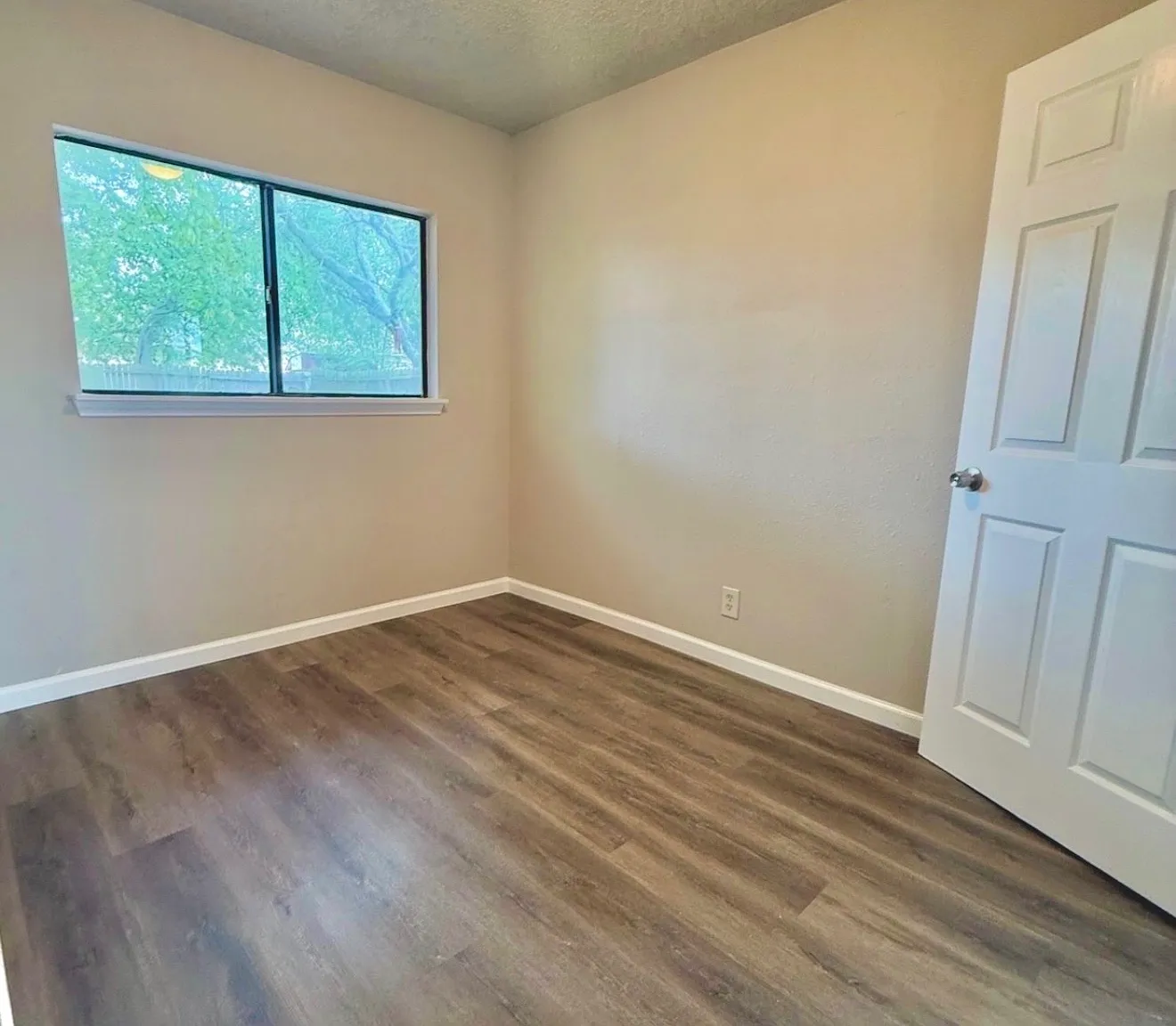 3 bed, 912 sqft, $1,300 — Photo 4