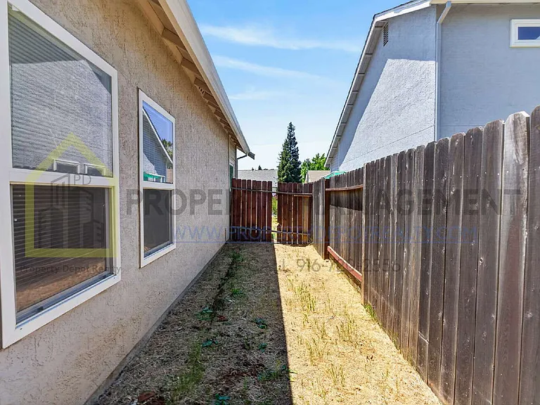 9013 Figtree Ct — Photo 43