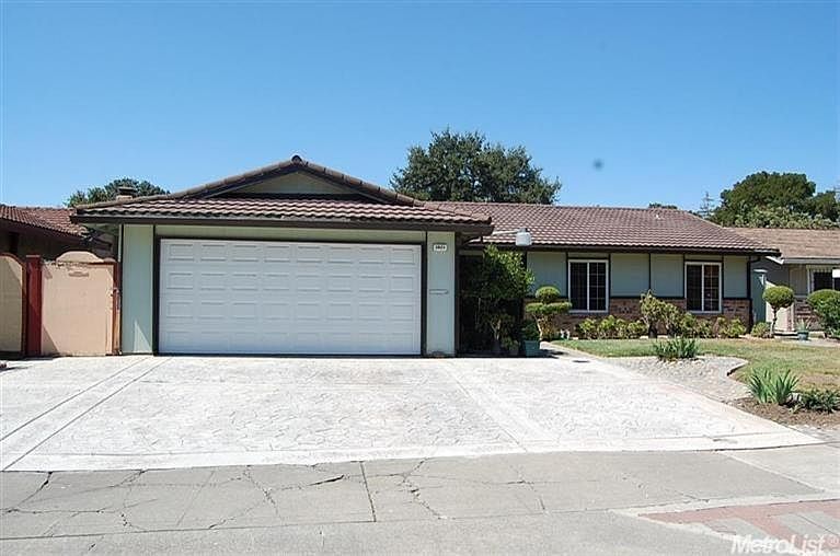 1st image of 5621 Holiday Dr