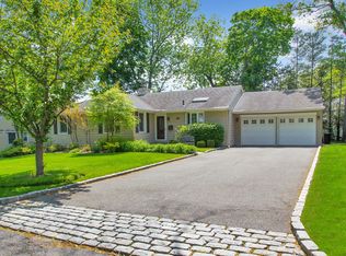 7 Pine Dr S, Roslyn, NY
