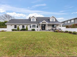 320 Clearview Ln, Massapequa, NY