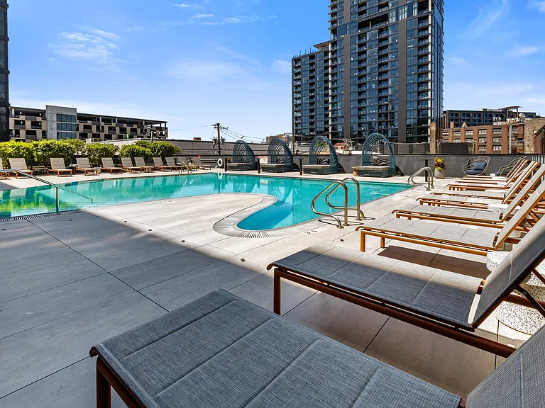 Poolside Lounge Space at The Mason Apartments in Chicago, IL 60607