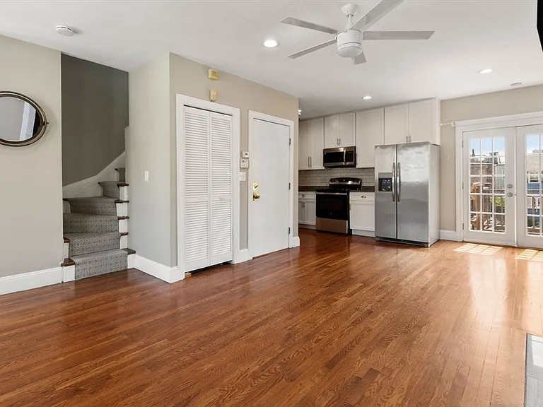 17 Sackville St #3 — Photo 8
