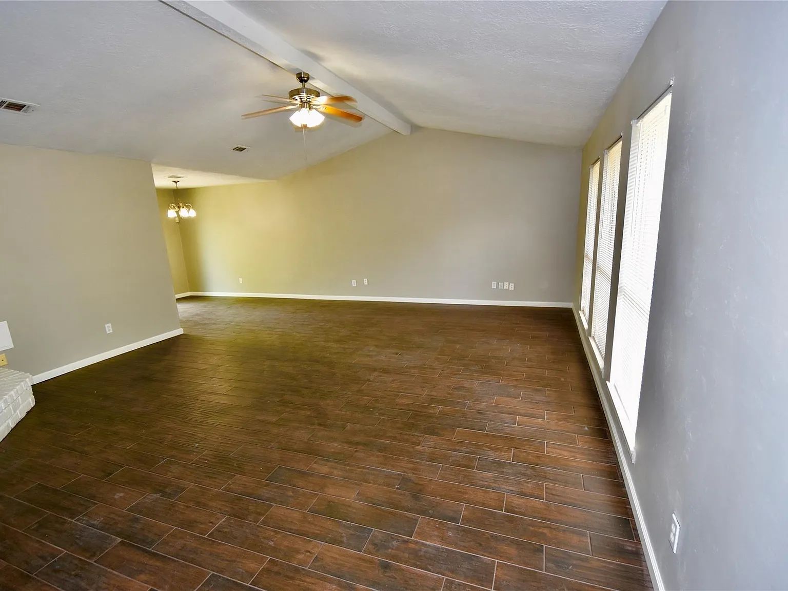 3 bed, 2.0 bath, 1381 sqft, $1,825 — Photo 3