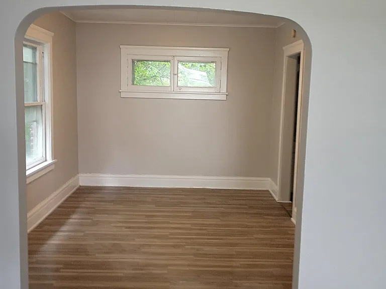 2465 Lawton Ave — Photo 10