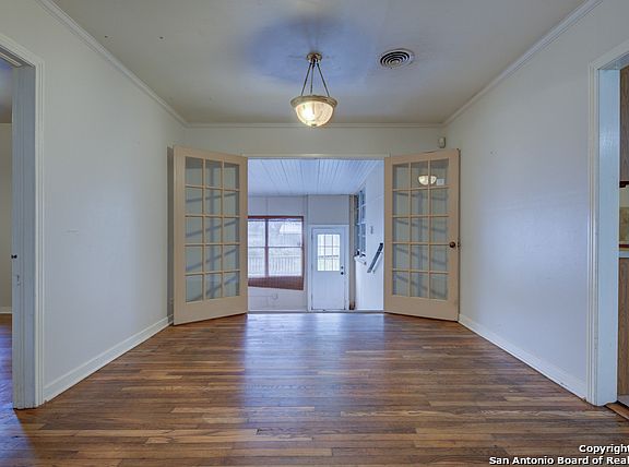 5th image of 154 Larchmont Dr