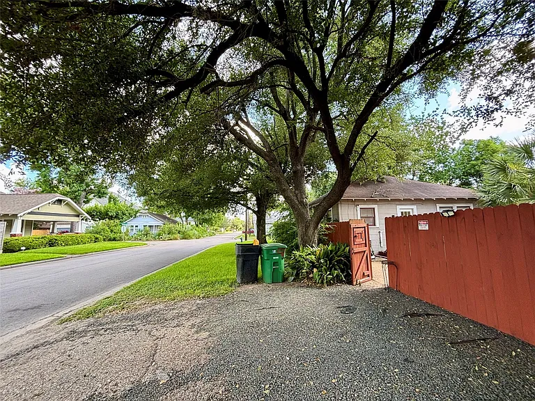 1039 Robbie St — Photo 10