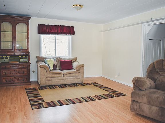 5th image of 306 Burns St