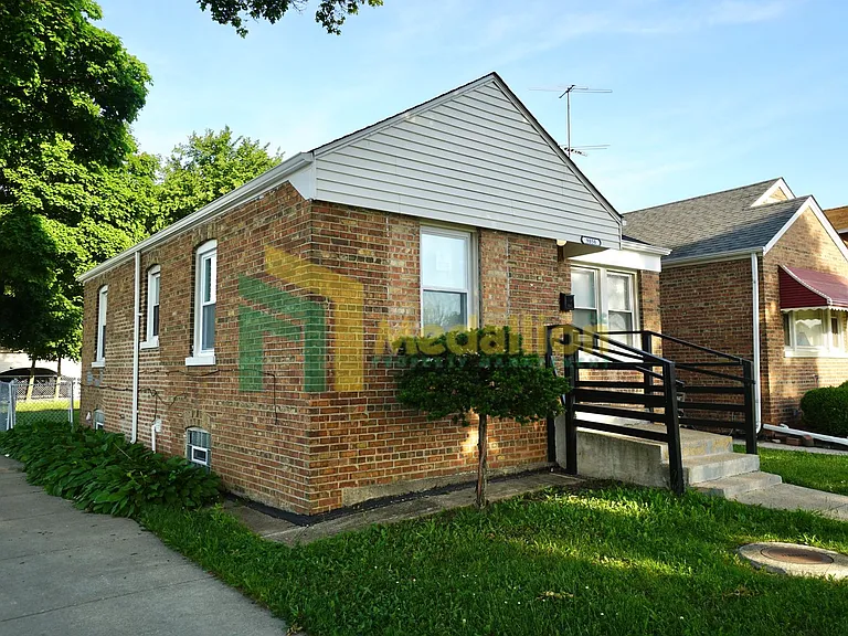 9858 S Drexel Ave — Photo 2