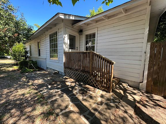 4th image of 501 Pine Oak Ave