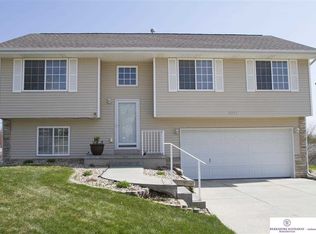 8253 Bondesson St, Omaha, NE 68122