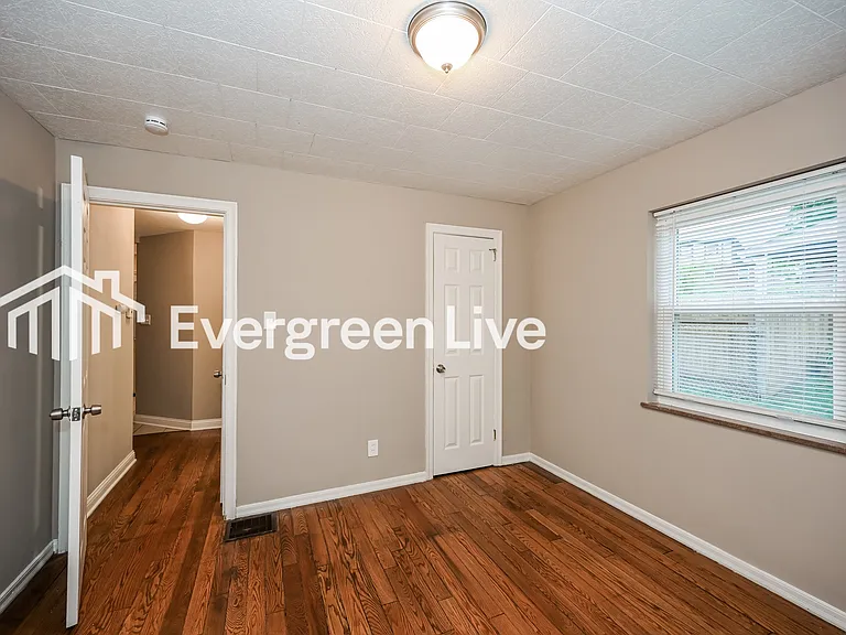 5569 Raceview Ave — Photo 9