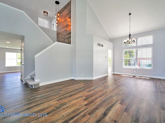 4th image of 1035 Congress Dr