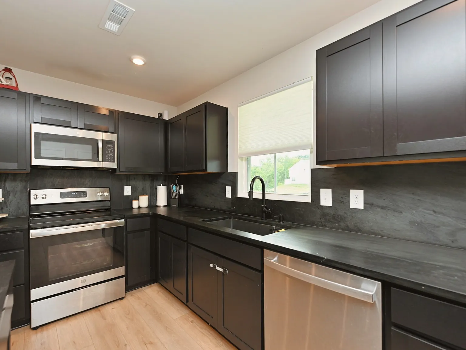 4 bed, 2.5 bath, 1680 sqft, $2,395 — Photo 4
