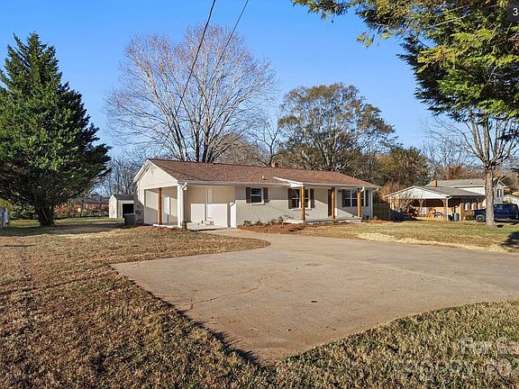 Large Driveway and Parking area