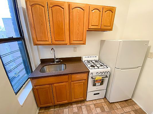 2nd image of 3204 Holland Ave #5W