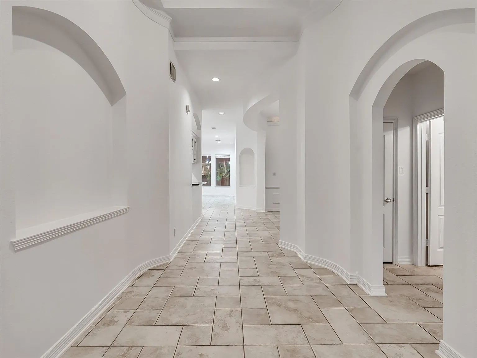 5 bed, 3.0 bath, 3259 sqft, $5,500 — Photo 4