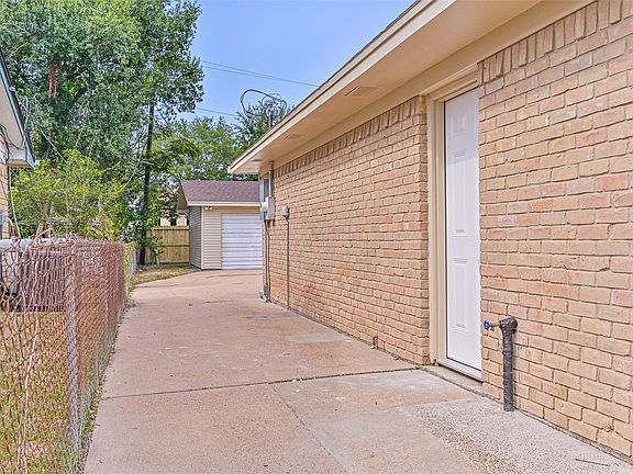 3rd image of 117 Dallas St
