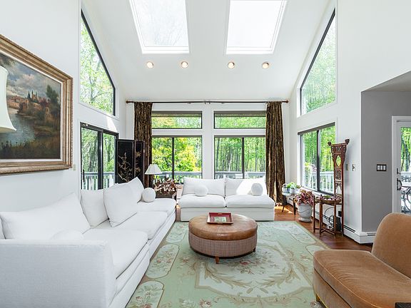 4th image of 8 Piping Brook Ln