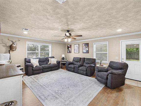 5th image of 806 Dillard St