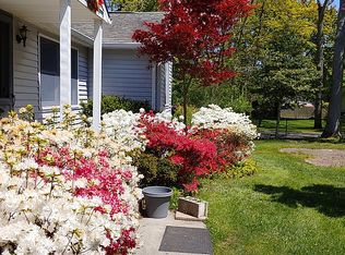 9 Hudson St, Hampton Bays, NY 11946