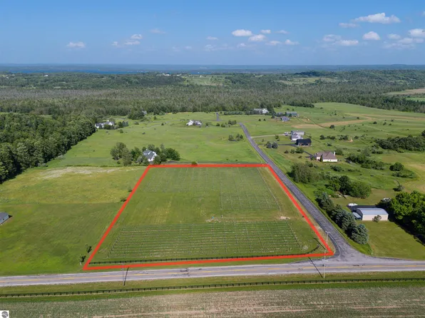 7027 Tobeco Creek Dr, Williamsburg, MI 49690