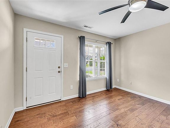 3rd image of 308 Robyns Glen Cir