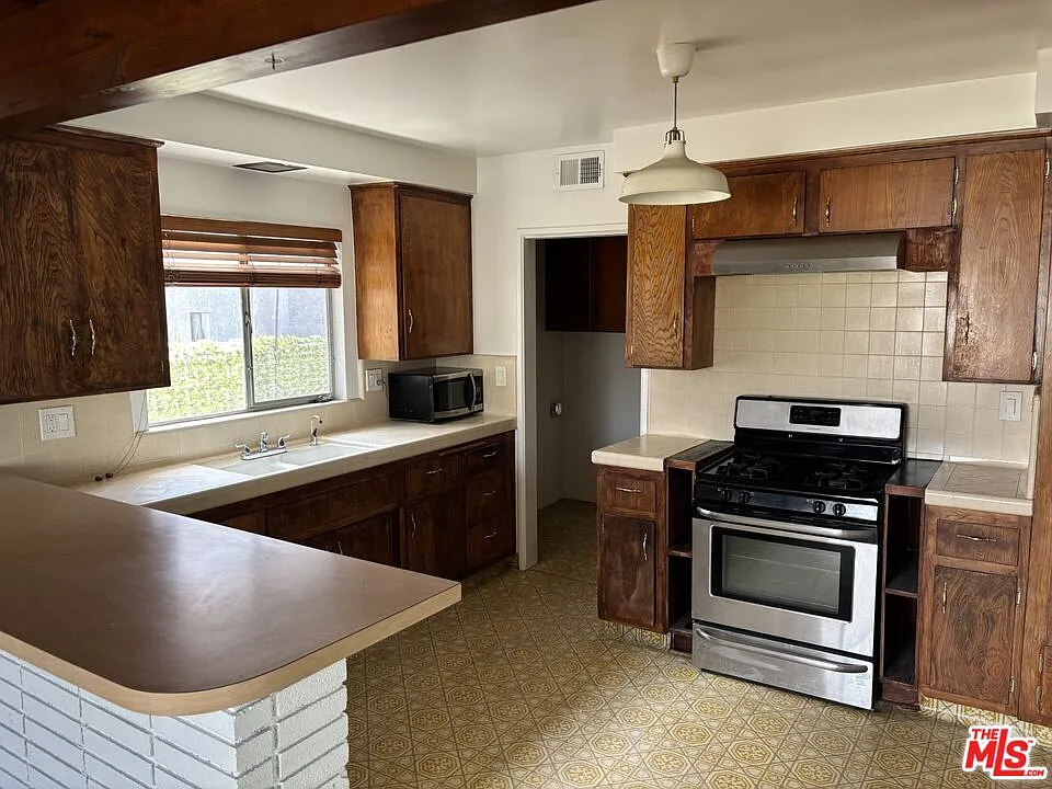 3 bed, 2.0 bath, 1600 sqft, $4,200 — Photo 3